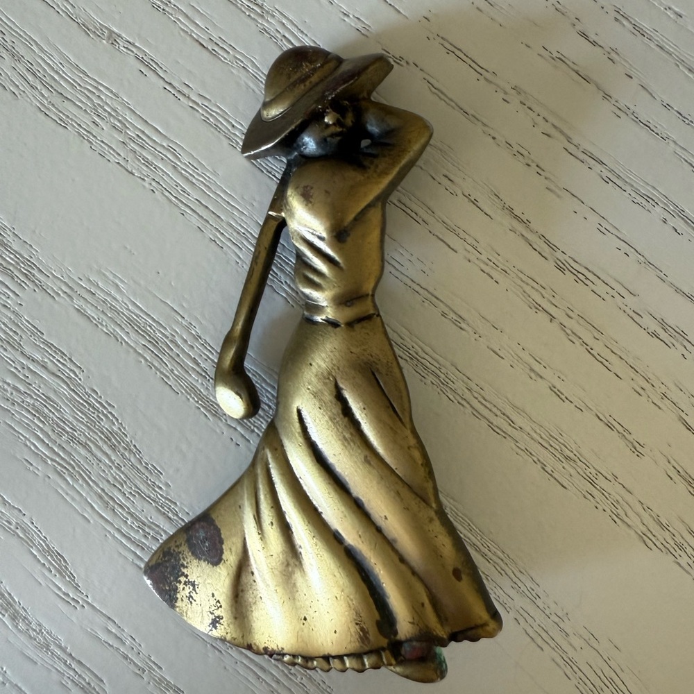 💃 Vintage signed FORT Woman in Hat Brooch – Art Deco Style Brass Tone Pin